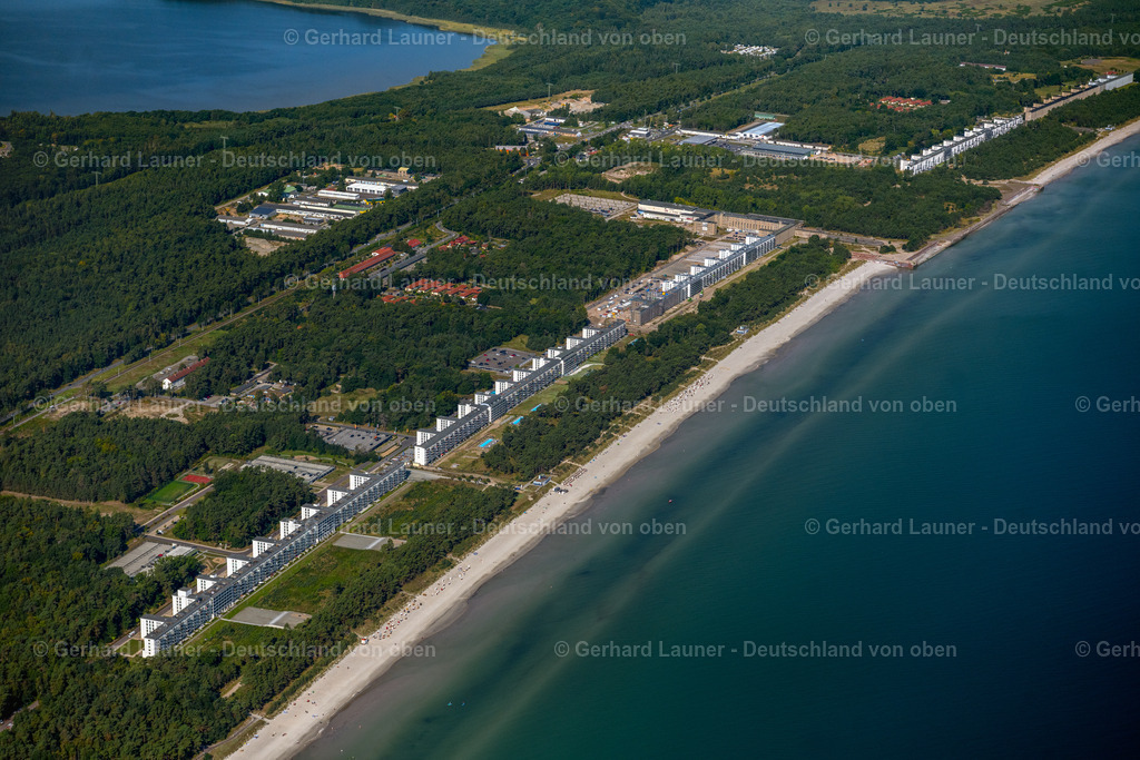 4061342 | BINZ 08.09.2021 Gebäudekomplex der ehemaligen Militär- Kaserne " Koloss von Prora " im Ortsteil Prora in Binz im Bundesland Mecklenburg-Vorpommern. Das KdF Bad Prora und die ehemalige Ferienanlage wird u.a. durch die Baltic Bau – Baltische Immobilienverwaltungs GmbH zu einer attraktiven Eigentumswohnanlage mit Ferienwohnungen am Strand der Ostsee umgebaut, modernisiert und saniert. // Building complex of the former military barracks " Koloss von Prora " in the district Prora in Binz in the state Mecklenburg - Western Pomerania. Foto: Gerhard Launer