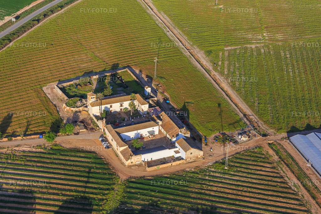 Vue aérienne: Hacienda El Cuzco nichée au milieu des oliveraies à Los Palacios y Villafranca dans le département Séville, Espagne. Photo: IMG_145740.jpg prise le 22/04/2025 par Werner Riehm/FLY-FOTO.eu – Résolution de l'original: 5127 x 3418 px