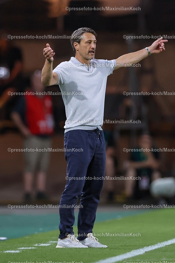 DFB18082501050 | 2025.08.18, Fußball, 1.Runde DFB-Pokal, Rot-Weiss Essen - Borussia Dortmund, Stadion Hafenstraße, Saison 2025 2026: Cheftrainer Niko Kovac (BVB #hc) gestikulierend am Spielfeldrand  DFB regulations prohibit any use of photographs as image sequences and or quasi-video.