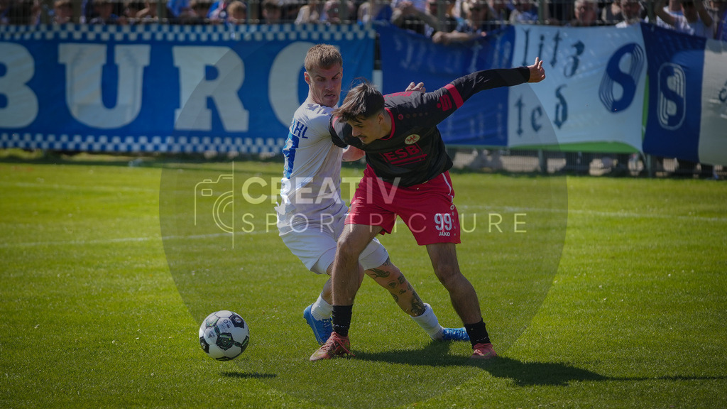 Fußball, Herren, Saison 2025/2026, Brandenburgliga, 23. Spieltag, Brandenburger SC Süd 05 vs. BSG Stahl Brandenburg, Samstag 25.04.2026, Werner-Seelenbinder-Sportplatz Brandenburg an der Havel | Fußball, Herren, Saison 2025/2026, Brandenburgliga, 23. Spieltag, Brandenburger SC Süd 05 vs. BSG Stahl Brandenburg, Samstag 25.04.2026, Werner-Seelenbinder-Sportplatz Brandenburg an der Havel, Im Bild: Elias Große (l. Stahl) und Can Cinar (r. Süd) - Realisiert mit Pictrs.com