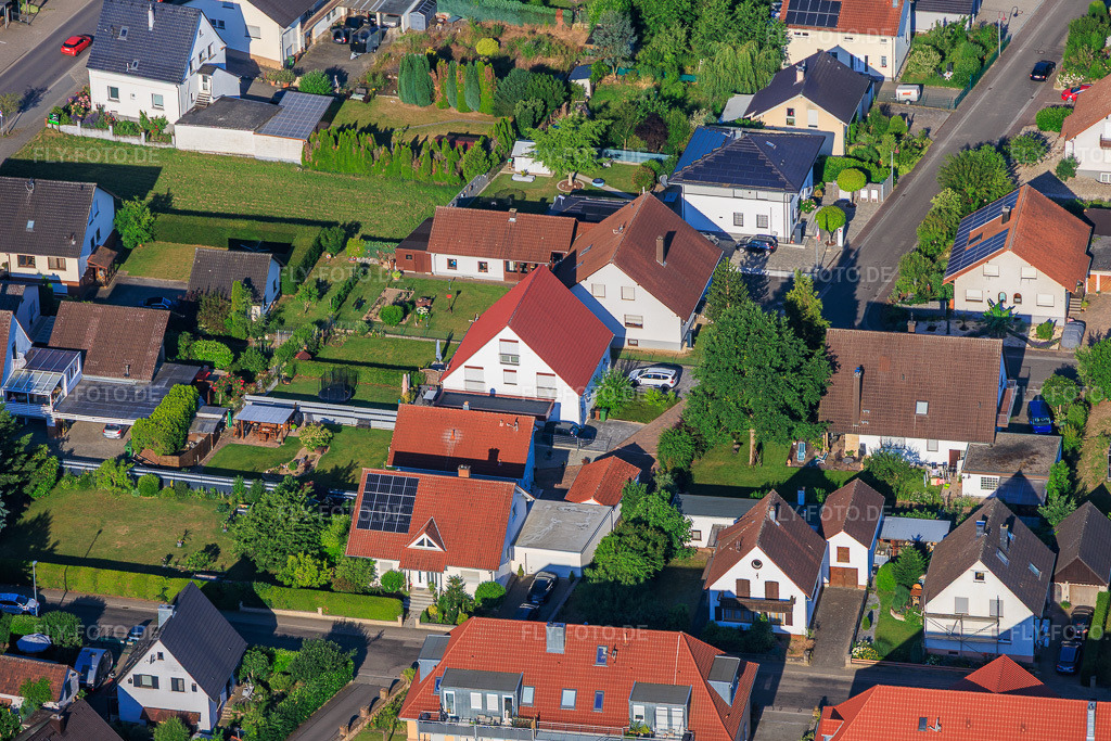 Luftbild: Gartenstraße aus Osten in Winden im Bundesland Rheinland-Pfalz in Deutschland. – Foto: IMG_157708.jpg vom 19.06.2026 durch Werner Riehm/FLY-FOTO.de – Auflösung des Originals: 5706 x 3804 px