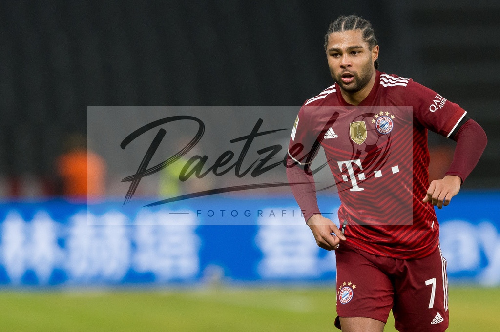 BSCFCB20220123_302 | Fussball, Herren: Serge Gnabry (FC Bayern Muenchen) schaut bei dem Spiel der 1. Bundesliga zwischen Hertha BSC und FC Bayern Muenchen im Olypiastadion am 23.01.2022 in Berlin, Deutschland.DFB / DFL REGULATIONS PROHIBIT ANY USE OF PHOTOGRAPHS AS IMAGE SEQUENCES AND/OR QUASI-VIDEO. - Realisiert mit Pictrs.com