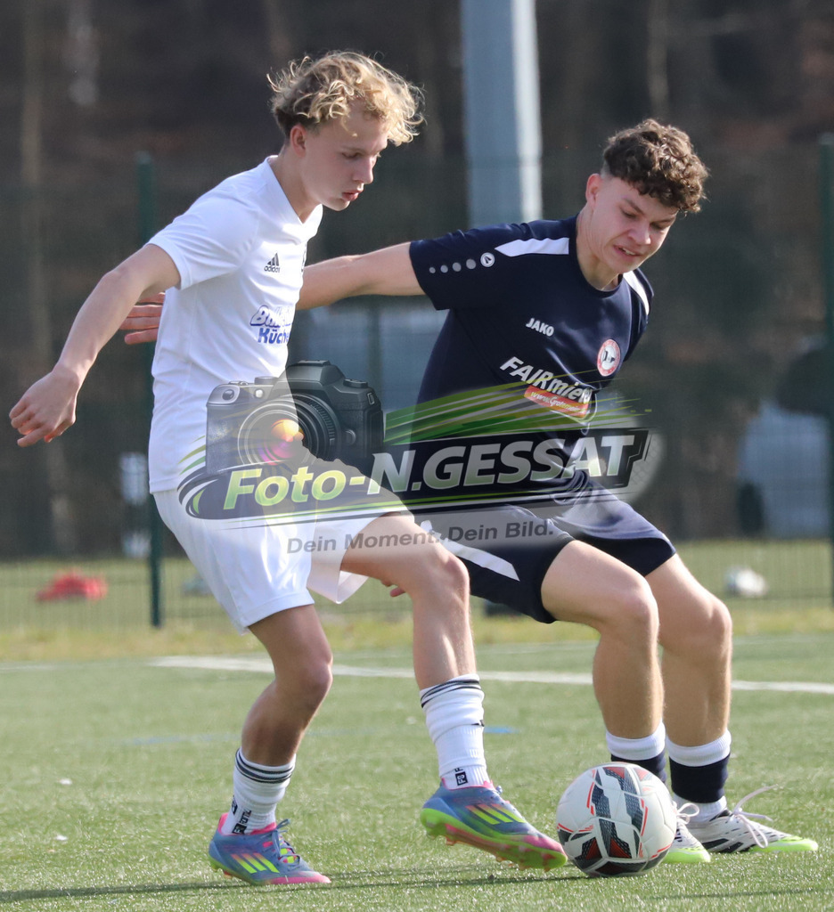 TuS Bruchmühlen - VfL Holsen | Auf dem Bild zu sehen: weiß TuS Bruchmühlen: Ben Joris Meyer ; schwarz VfL Holsen: Colin Wordelmann TuS Bruchmühlen, VfL Holsen, Saison 25/26, Kreisliga A, Deutschland - Realisiert mit Pictrs.com