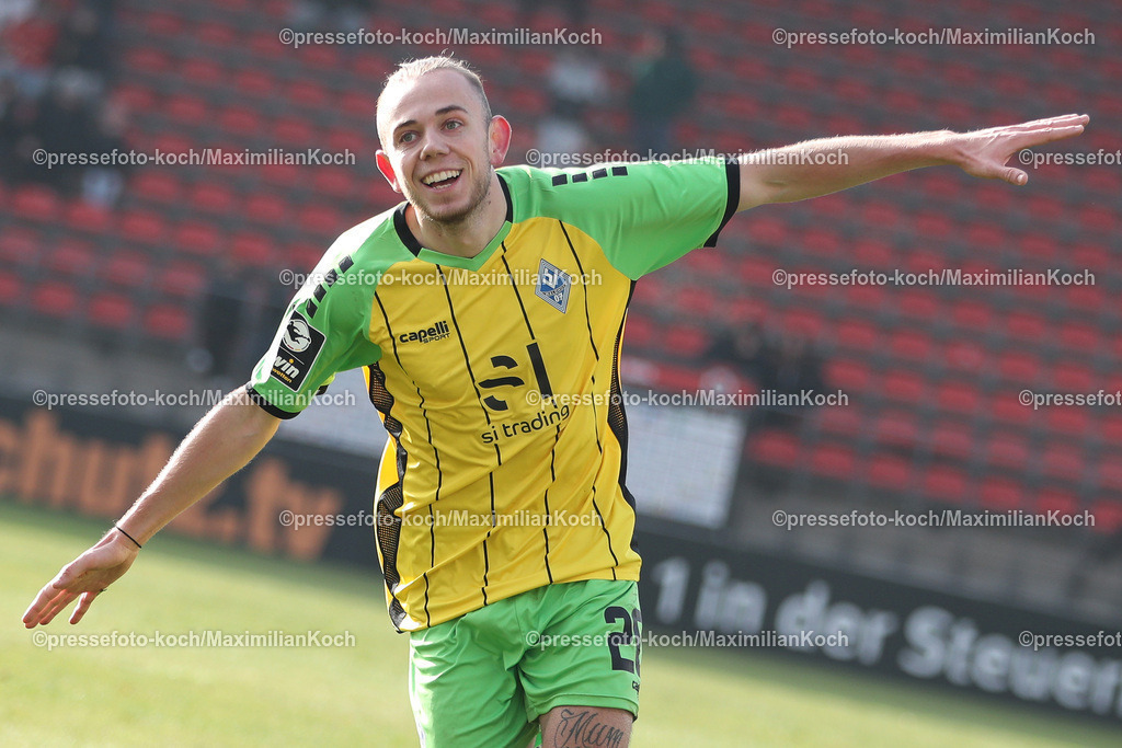 Koe3Liga29012302112 | 29.01.2023, Köln, Sportpark Höhenberg, 20. Spieltag, bwin 3. Liga Fußball Herren, Saison 2022 2023, FC Viktoria Köln – SV Waldhof Mannheim: Adrien Lebeau von SV Waldhof Mannheim trifft das Tor zum 2:0 gegen Köln und kann auch nach dem 3:0 durch Dominik Martinovic ordentlich jubeln. DFB regulations prohibit any use of photographs as image sequences and or quasi-video.