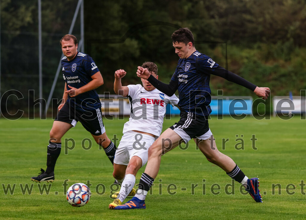 2023-07-28_035_FC_Eitting_gegen_FC_Moosburg | Eitting, Deutschland, 28.07.2023:
Fußball, Kreisliga 2023 / 2024, 1. Spieltag, FC Eitting gegen FC Moosburg, Endergebnis: 1:1

Janis Reinelt (FC Moosburg, #4), Niclas Noll (FC Eitting, #14), Fran Azdajic (FC Moosburg, #11)

Foto: Christian Riedel / fotografie-riedel.net