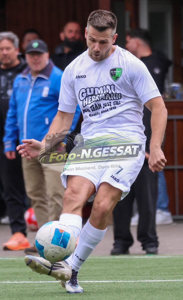 SC Bünde - TuS Tengern | Auf dem Bild zu sehen: weiß SC Bünde: Christian Selmke SC Bünde, TuS Tengern, Saison 25/26, Bezirksliga, Hunnebrock, Deutschland - Realisiert mit Pictrs.com