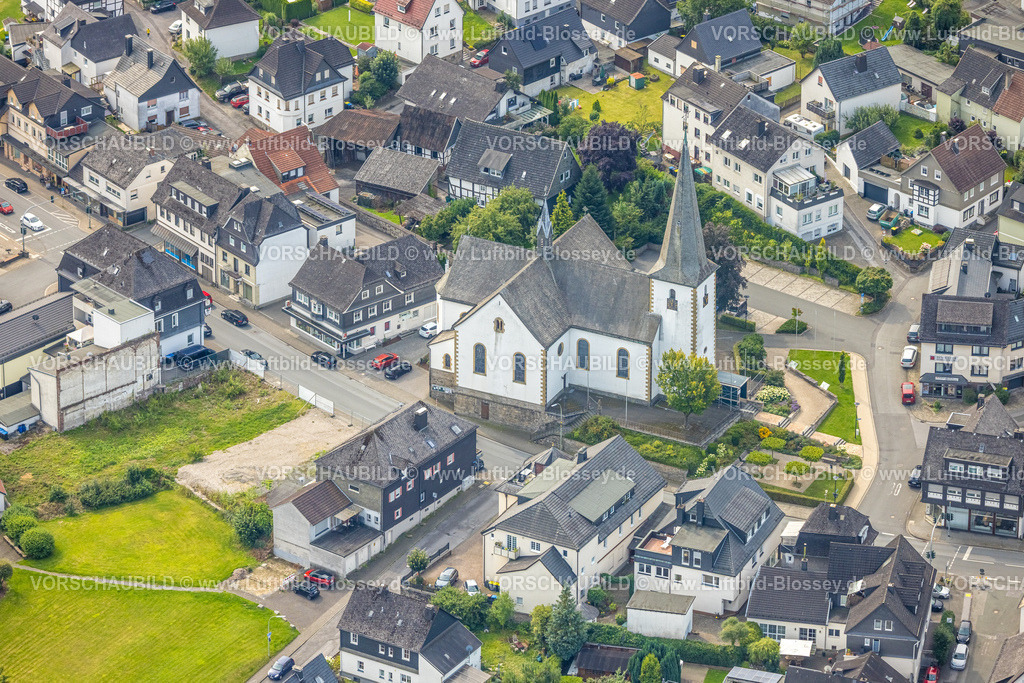 Meschede250807006 | Luftbild, kath. St. Nikolaus Pfarrkirche im Ortszentrum, Freienohl, Meschede, Sauerland, Nordrhein-Westfalen, Deutschland
