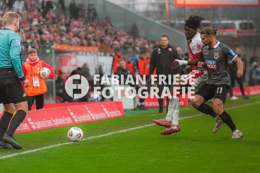 GER Rot-Weiss Essen vs. SSV Ulm, Fussball, 3. Liga, Spieltag 19, Saison 2025/2026, 20.12.2025 | GER Rot-Weiss Essen vs. SSV Ulm, Fussball, 3. Liga, Spieltag 19, Saison 2025/2026, 20.12.2025Foto: Fabian Friese - Realisiert mit Pictrs.com
