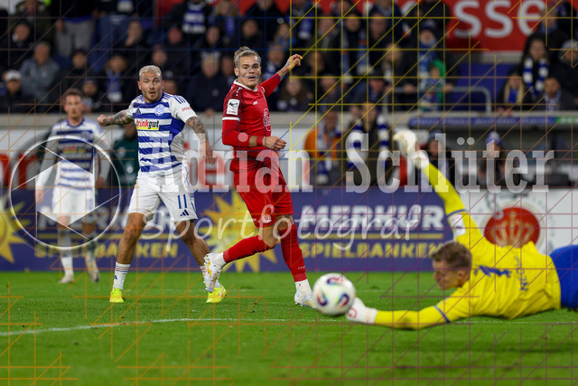 MSV Duisburg vs Rot-Weiss Essen - 3. Liga | Duisburg, Deutschland, 26.10.25:   Tom Ludovic Jean-Baptiste Moustier (Rot-Weiss Essen) und Maximilian Dittgen (MSV Duisburg) im Kampf um den Ball waehrend des Spiels der 3. Liga MSV Duisburg vs Rot-Weiss Essen in der schauinsland-reisen-arena(Foto von Brauer-Fotoagentur / Adrian Schlueter)