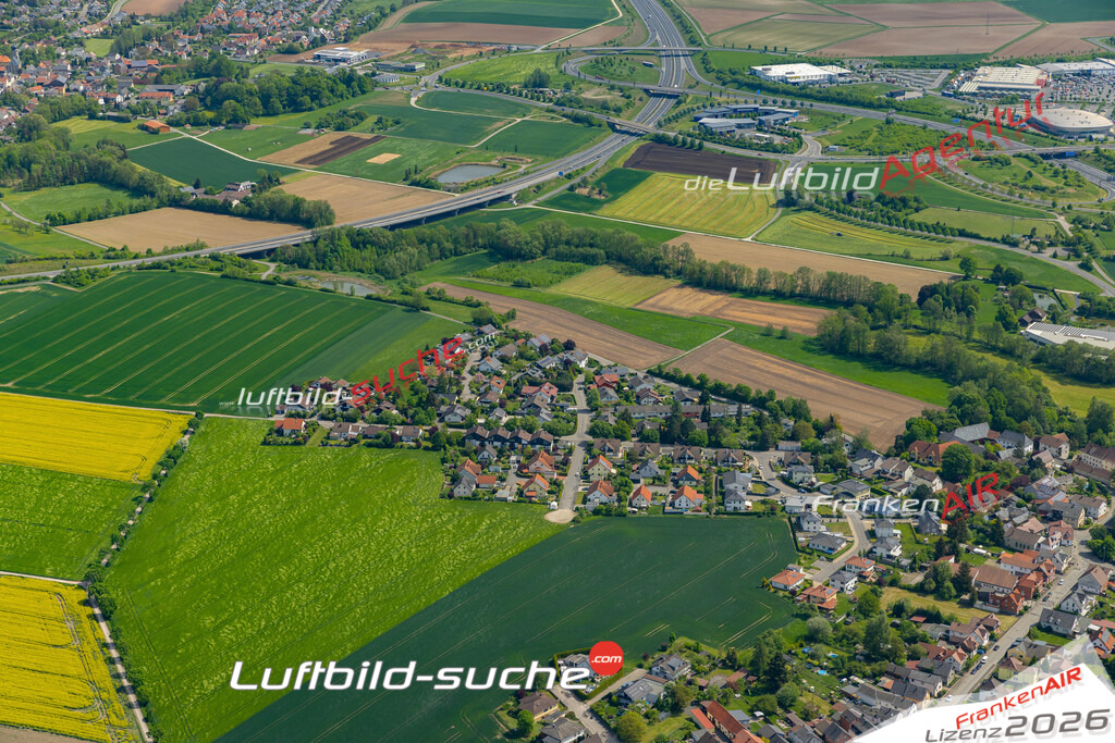 Die Luftaufnahme Bertelsdorf - Coburg wurde 2022 vom Flugzeug aus (keine Drohne) erstellt. Hohe Auflösung -für große Poster und Wandbilder geeignet - Garantiert!