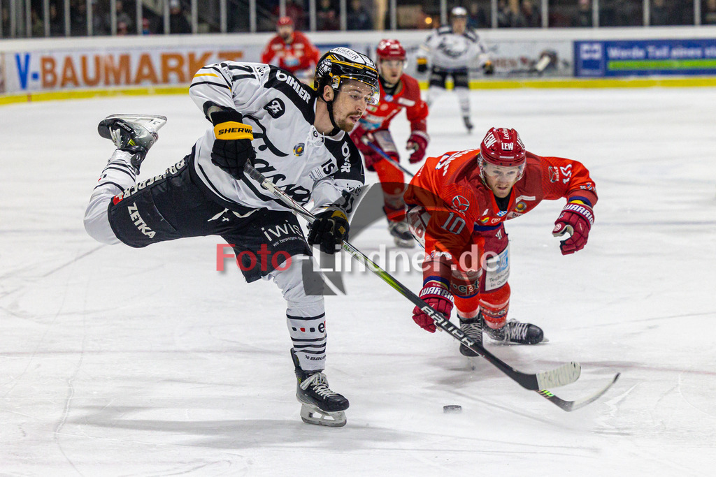 EC Peiting vs EV Füssen | Eishockey Oberliga Süd 2023/2024, EC Peiting vs EV Füssen, 20240112,
Schuss von Anton ZIMMER (EVF 71),
2024-01-12 in Peiting (Eisstadion)
10 Daniel HOLZMANN (ECP 10), 71 Anton ZIMMER (EVF 71)
Copyright: WolfgangxLindner foto-lindner.de