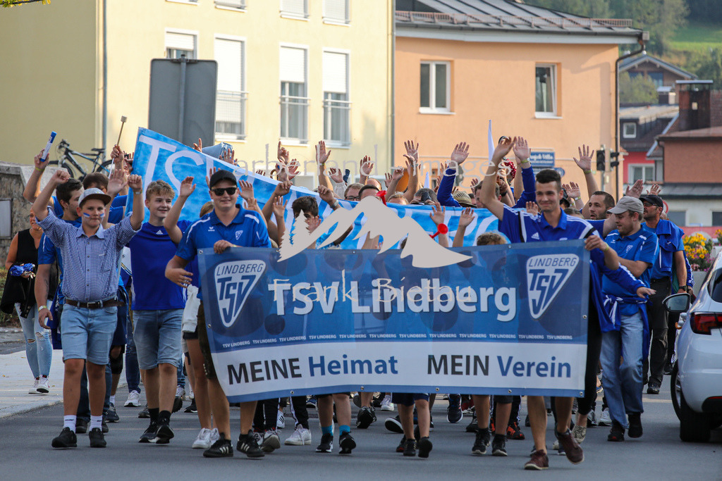 OE7A7865 | Fanmarsch der Lindberger zum Jahnstadion Zwiesel