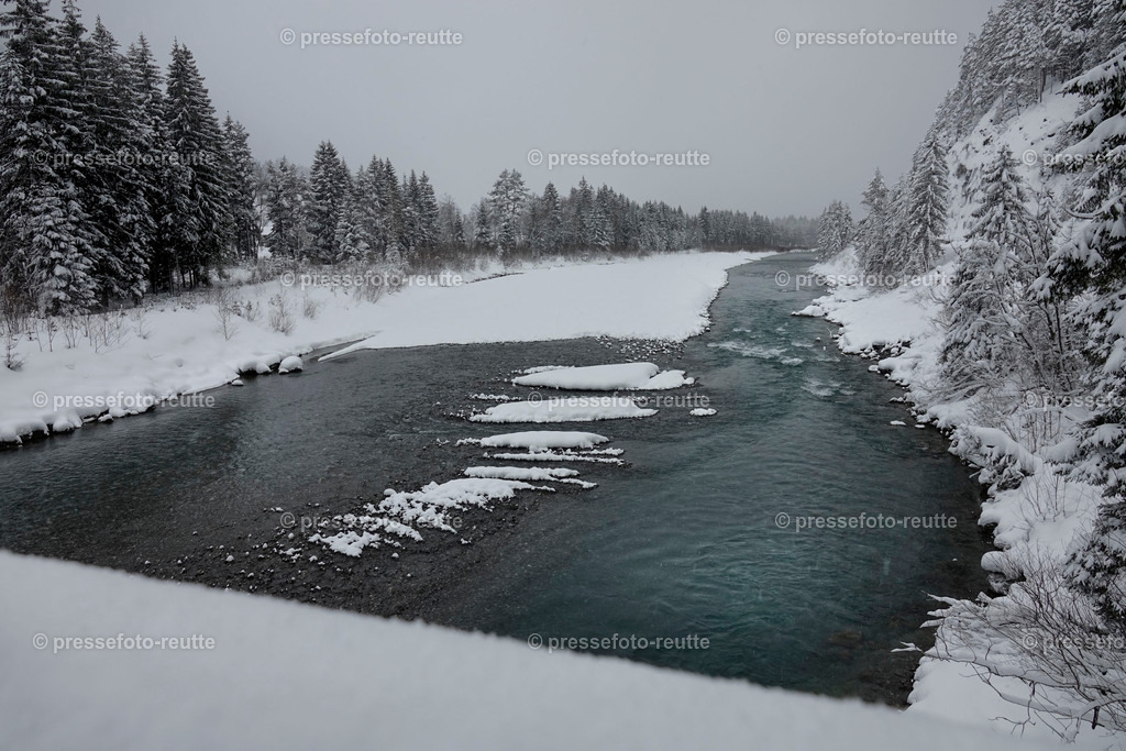 welltvi-Lechfluss-Winter_09Jan2019-Martinau_Bruecke__DSC1483 | Info aus dem Bezirk Reutte/Ausserfern Tirol sowie eine umfangreiche Bilddatenbank über die gesamte Region: Lechtal, Talkessel Reutte, Tannheimertal, Zwischentoren. Lech, Plansee, Zugspitze, Grenztunnel, B179, Fernpassstraße, Verkehr, Lawinen, Tradition, - Realisiert mit Pictrs.com