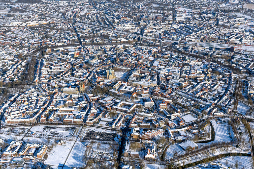 4043946 | MüNSTER 13.02.2021 Winterlich schneebedeckte Altstadtbereich und Innenstadtzentrum in Münster im Bundesland Nordrhein-Westfalen, Deutschland. Weiterführende Informationen bei: Stadt Münster,  Stadtwerke Münster GmbH. // Wintry snowy old Town area and city center in Muenster in the state North Rhine-Westphalia, Germany. Further information at: Stadt Muenster,  Stadtwerke Muenster GmbH. Foto: Gerhard Launer