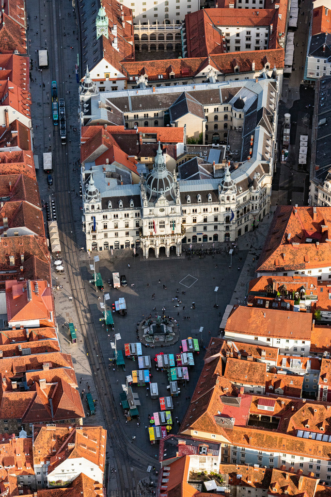 dr__0025447.jpg | GRAZ 24.06.2019 Platz- Ensemble Hauptplatz und Rathaus im Innenstadt- Zentrum in Graz in Steiermark, Österreich. // Ensemble space Hauptplatz and Rathaus in the inner city center in Graz in Steiermark, Austria. Foto: Daniel Reiter