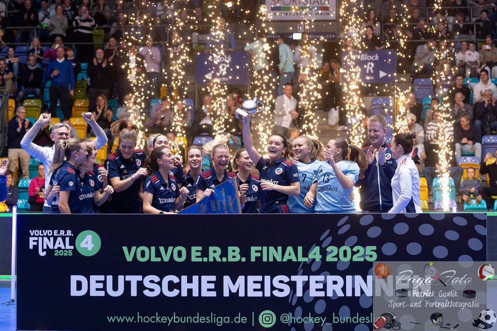 Volvo E.R.B. Final 4 Finale Frauen: Berliner HC - Mannheimer HC, 26.01.2025 | Team der Mannheimerinnen bejubeln die eutsche Meisterschaft 2025 mit Julie Pieper (Mannheimer HC #3) &amp; Nadine Kanter (Mannheimer HC #) &amp; Fiona Felber (Mannheimer HC #6) &amp; Leonie Weissenberger / Weißenberger (Mannheimer HC #7) &amp; Sonja Zimmermann (Mannheimer HC #11) &amp; Chiara Vischer (Mannheimer HC #13) &amp; Alexine Matthysen (Mannheimer HC #16) &amp; Lisa Mayerhöfer (Mannheimer HC #17) &amp; Verena Neumann (Mannheimer HC #19) &amp; Carla Mees (Mannheimer HC #23) &amp; Linda Bens (Mannheimer HC #24) &amp; Carolin Seidel (Mannheimer HC #32) &amp; Charlotte Hendrix (Mannheimer HC #48) &amp; Laura Schubert (Mannheimer HC #56), Berliner HC - Mannheimer HC, Frankfurt, Süwag Arena, 26.1.2025 - Realisiert mit Pictrs.com