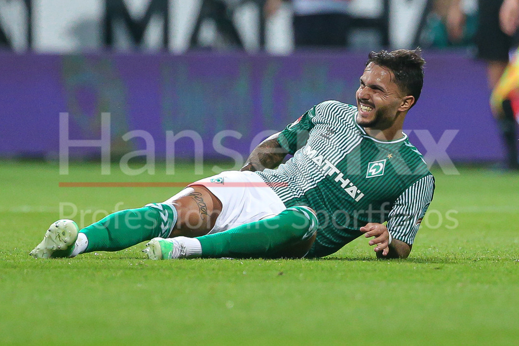 Fussball, Bundesliga, SV Werder Bremen - FC Bayern München | v.li.: Leonardo Bittencourt (SV Werder Bremen, 10) liegt verletzt am Boden, Verletzung, Schmerzen, schmerzverzerrtes Gesicht, DIE DFL-RICHTLINIEN UNTERSAGEN JEGLICHE NUTZUNG VON FOTOS ALS SEQUENZBILDER UND/ODER VIDEOÄHNLICHE FOTOSTRECKEN. DFL REGULATIONS PROHIBIT ANY USE OF PHOTOGRAPHS AS IMAGE SEQUENCES AND/OR QUASI-VIDEO.