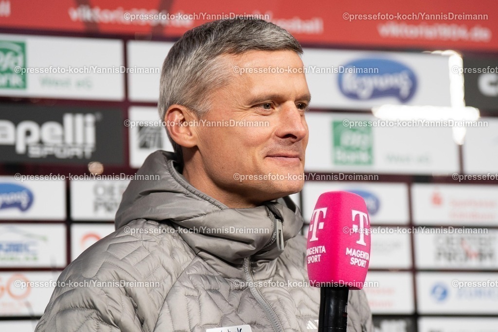 xYDR2802250101003 | 28.02.2025, xydrx, Fußball, Viktoria Köln - 1.FC. Saarbrücken, 3.Liga, Sportpark Höhenberg, Saison 2024 2025: Ruediger Ziehl (Cheftrainer 1.FC Saarbrücken) DFB regulations prohibit any use of photographs as image sequences and or quasi-video.