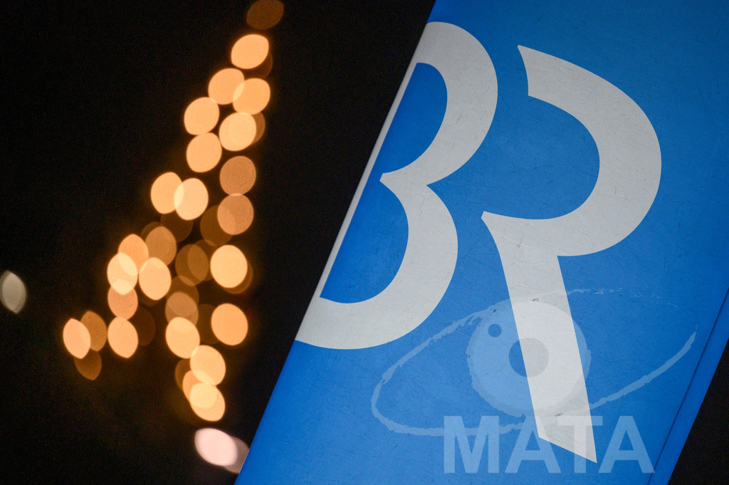 _DWI5924 | BR Symbol und belichtete Tannenbaum  bei '30 Jahre Sternstunden-Gala 2023' in der Frankenhalle. Nürnberg, 15.12.2023 - Realisiert mit Pictrs.com