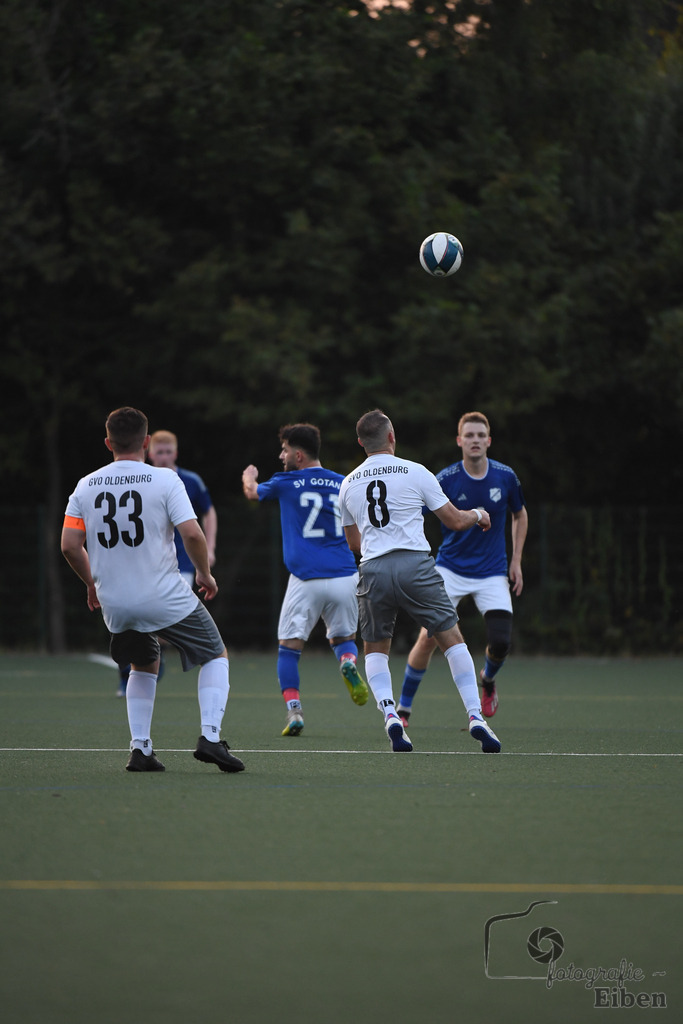 GVO Oldenburg 2-SV GOTANO | Herren Kreisliga; GVO Oldenburg 2 (weiß)-SV GOTANO (blau) am 15.08.2025 in Oldenburg (Sportanlage GVO); Photo: Philip Eiben 2025 - Realisiert mit Pictrs.com