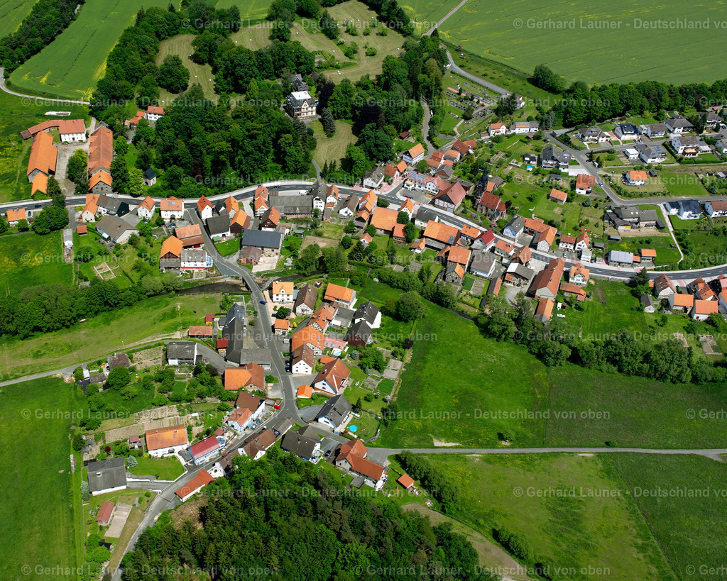 2614208 | LEHRBACH 09.06.2006 Landwirtschaftliche Nutzflächen und Feldgrenzen  umsäumen das Siedlungsgebiet des Dorfes in Lehrbach im Bundesland Hessen, Deutschland // Agricultural land and field boundaries surround the settlement area of the village  in Lehrbach in the state Hesse, Germany Foto: Gerhard Launer