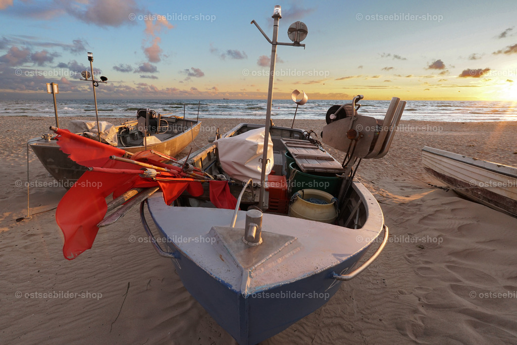 Fischerboote am Strand | Exklusive Ostseebilder für Praxis, Büro und Zuhause | als Wandbild im Wunschformat | Acrylglas, Leinwand, Alu-Dibond, Poster