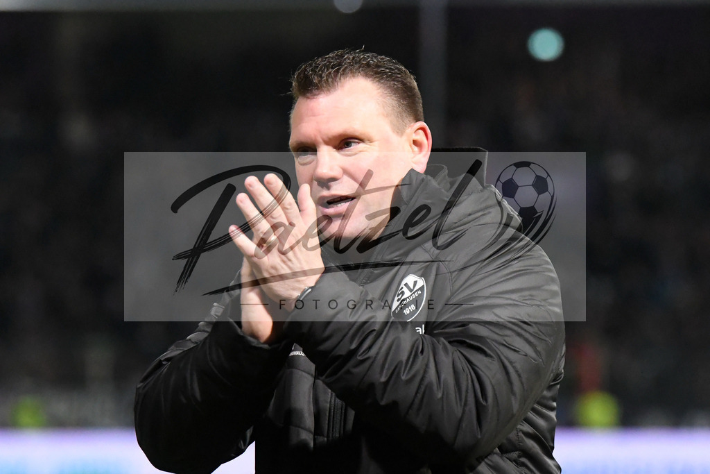 20200129_OSNSVS_0077JPG | Fußball, Herren: Trainer Uwe Koschinat (SV Sandhausen) gestikuliert beim Spiel der 2. Bundesliga zwischen VfL Osnabrück vs. SV Sandhausen am 29.01.2020 im Stadion an der Bremer Brücke in Osnabrück, Deutschland.(Foto von Nico Paetzel) - Realisiert mit Pictrs.com