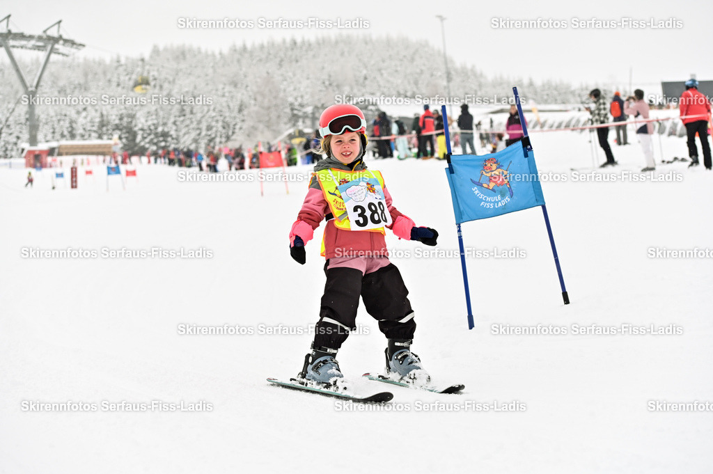 SRF_20.02.2026_0135 | Skirennfotos,Serfaus,Fiss,Ladis,Kinderskirennen,Winter,Tirol,Oberland,skirace,SFL,feelfree,weil wir's genießen,ski,Ski,skifahren,Sonnenplateau, - Realisiert mit Pictrs.com