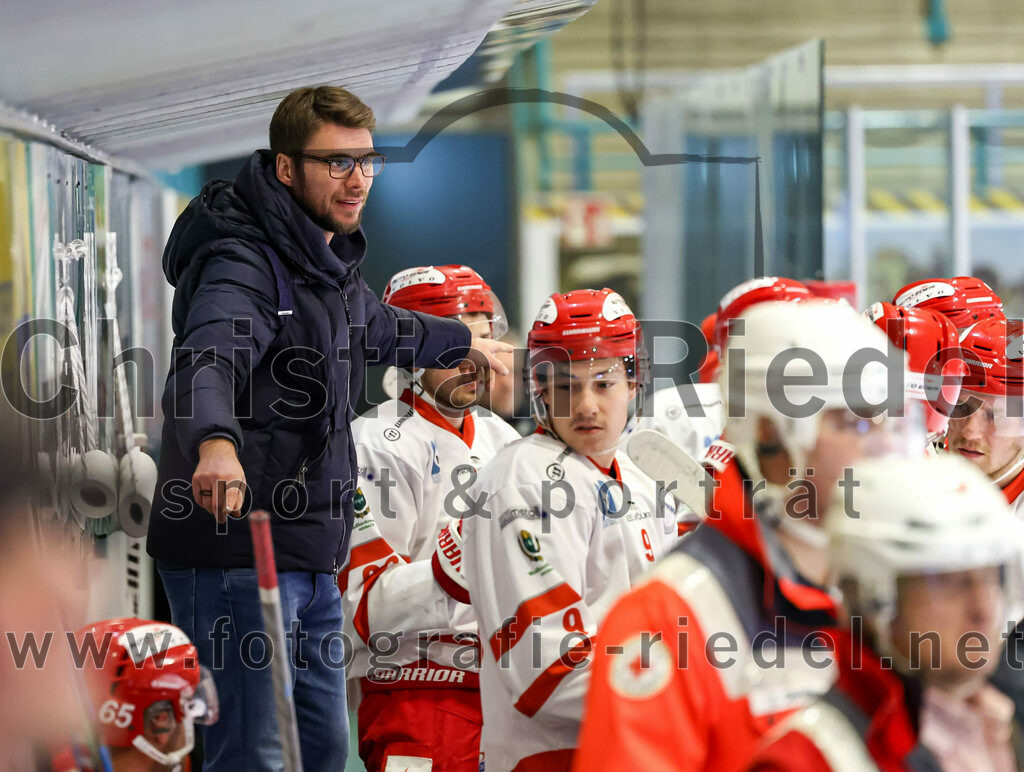 2022-11-13_064_TSV_Erding_gegen_TEV_Miesbach | Erding, Deutschland, 13.11.2022:
Eishockey, Bayernliga 2022 / 2023, 13. Spieltag, TSV Erding gegen TEV Miesbach, Endergebnis: 

Trainer Michael Baindl (TEV Miesbachr), Florian Heiß (TEV Miesbach, #9)

Foto: Christian Riedel / fotografie-riedel.net