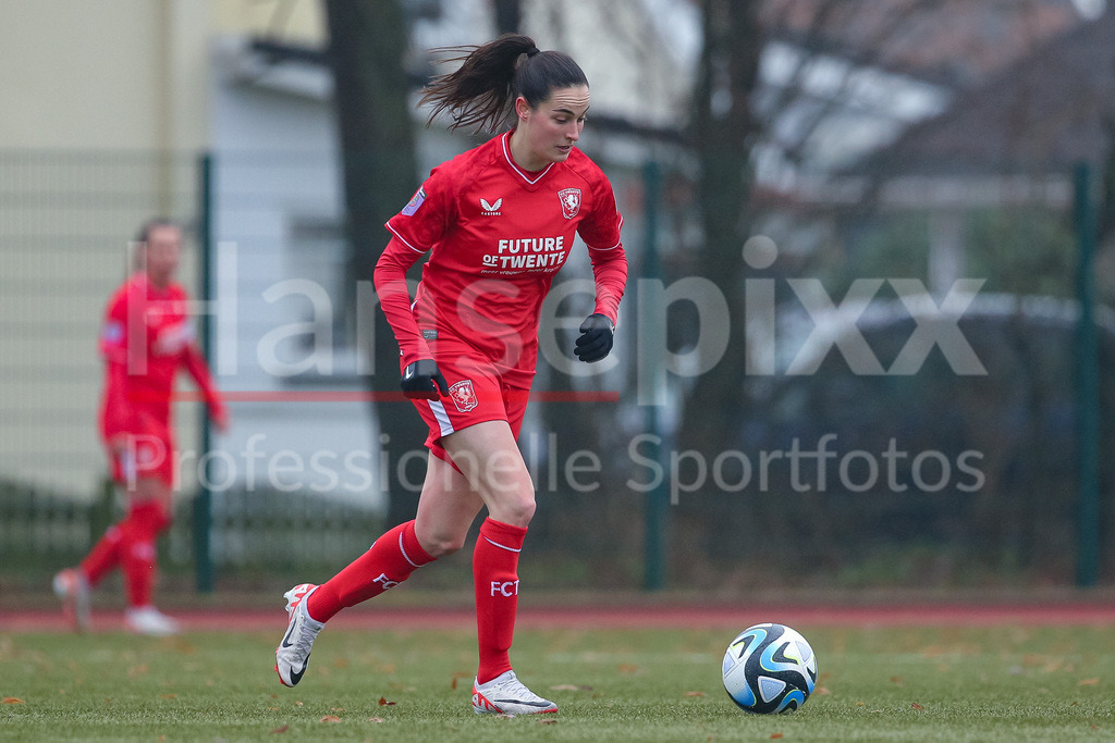 Fussball, Testspiel Frauen, SV Werder Bremen - FC Twente Enschede | v.li.: Caitlin Dijkstra (FC Twente Vrouwen, 4) am Ball, Einzelbild, Ganzkörper, Aktion, Action, Spielszene