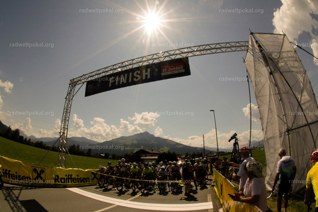 650_20230817_Bewerb_Maenner_Muehlanger | AUT - OESTERREICH, 2023-08-16: SPORT RENNRAD-FAHREN - 55. INTERNATIONALER RADWELTPOKAL IN ST. JOHANN IN TIROL  - Vintage-Radrennen mit WM-Bronze-Medaillen-Siegerin Christina Schweinberger, den Teilnehmer und Alexander Baumann (vom Orginastions-Team) - TAG 2 BEWERB MAENNER IN SECHS GRUPPEN  ; Foto: Roland Muehlanger