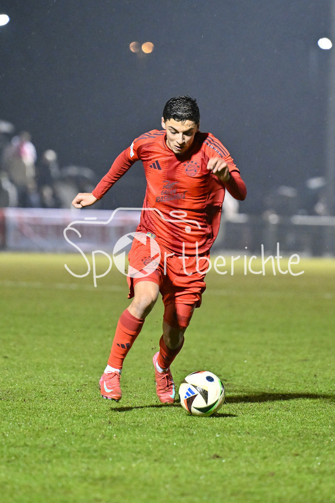 FC Bayern München - TSV Eintracht Karlsfeld  | am Ball Davide Dell´ERBA (FC Bayern München II #3) / Freisteller / Einzelfoto /. Testspiel: FC Bayern Muenchen II - TSV Eintracht Karlsfeld, FC Bayern Campus am 11.02.2025