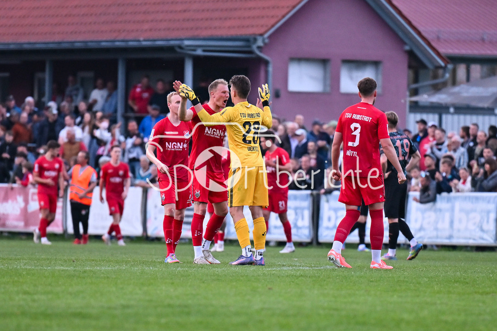 TSV Aubstadt - FC Bayern Amateure | Jubel in Aubstadt - haengende Koepfe bei den Bayern / Symbolbild / Regionalliga Bayern: TSV Aubstadt - FC Bayern Muenchen II, NGN-Arena am 23.04.2025