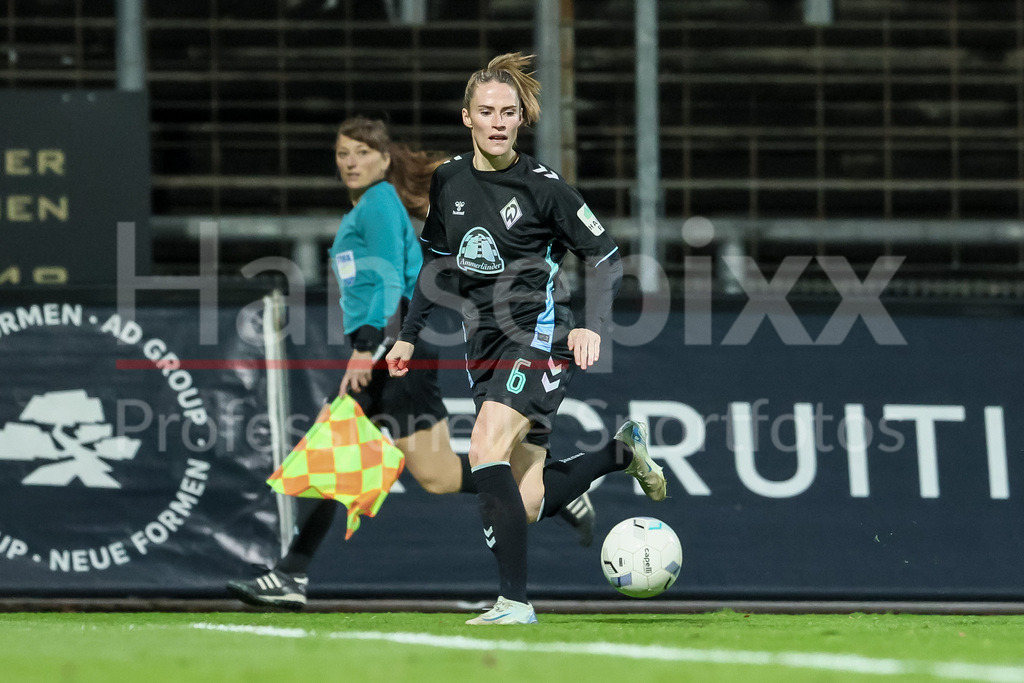 Fussball, DFB-Pokal Frauen, SC Fortuna Köln - SV Werder Bremen | v.li.: Reena Wichmann (SV Werder Bremen, 6) am Ball, Einzelbild, Ganzkörper, Aktion, Action, Spielszene, DIE DFB-RICHTLINIEN UNTERSAGEN JEGLICHE NUTZUNG VON FOTOS ALS SEQUENZBILDER UND/ODER VIDEOÄHNLICHE FOTOSTRECKEN. DFB REGULATIONS PROHIBIT ANY USE OF PHOTOGRAPHS AS IMAGE SEQUENCES AND/OR QUASI-VIDEO.