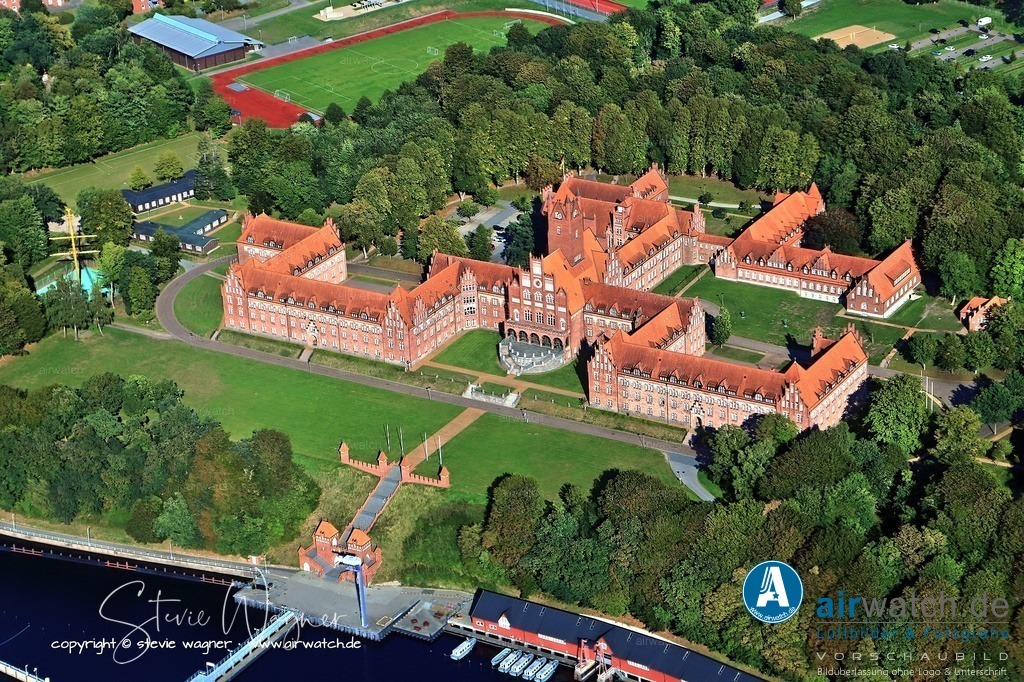 Luftbild Anflug Marineschule Muerwik -  | Zu den jüngsten Veranstaltungen zählt der Tag des offenen Denkmals am 14. September 2025, bei dem die Schule unter dem Motto „Wert-voll: unbezahlbar oder unersetzlich?“ geöffnet war und Besichtigungen des Segelschulschiffes „Gorch Fock“ sowie des Hohlstablenkbootes Pegnitz ermöglichte.