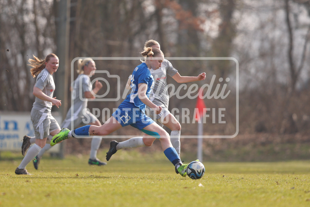 Fußball I Frauen I Saison 2025-2026 I Oberliga Niedersachsen I 15. Spieltag I SV Meppen 1912 e.v. U20 2 - BW Hollage -19 | Mirja Langen (23, SV Meppen 1912 e.v.) schießt aufs Tor. - Realisiert mit Pictrs.com