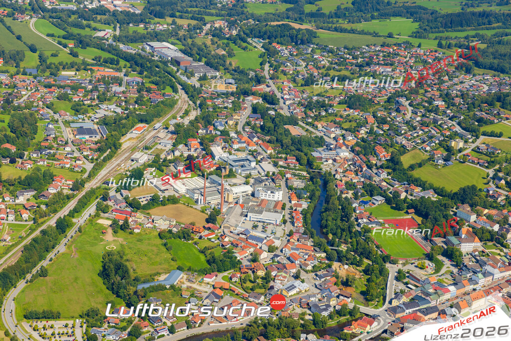 Luftaufnahme der Stadt Zwiesel - Die Luftaufnahme wurde 2025 vom UL-Flugzeug heraus erstellt ( keine Drohne ) - Hochauflösende Luftaufnahme - für professionelle Ausdrucke geeignet. Die Geschenkidee !Mit Lizenz und Bildrechte bestellbar