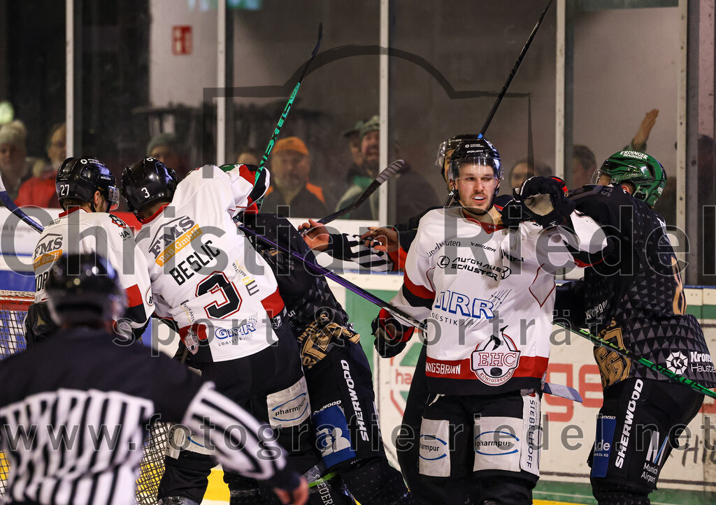 2024-03-08_075_TSV_Erding_gegen_EHC_Koenigsbrunn | Erding, Deutschland, 08.03.2024:
Eishockey, Bayernliga Playoffs 2023 / 2024, 1. Spieltag, TSV Erding gegen EHC Königsbrunn, Endergebnis: 3:0

Simon Beslic (EHC Königsbrunn, #3), Thomas Plihal (Erding Gladiators, #39), Maximilian Forster (Erding Gladiators, #81)

Foto: Christian Riedel / fotografie-riedel.net