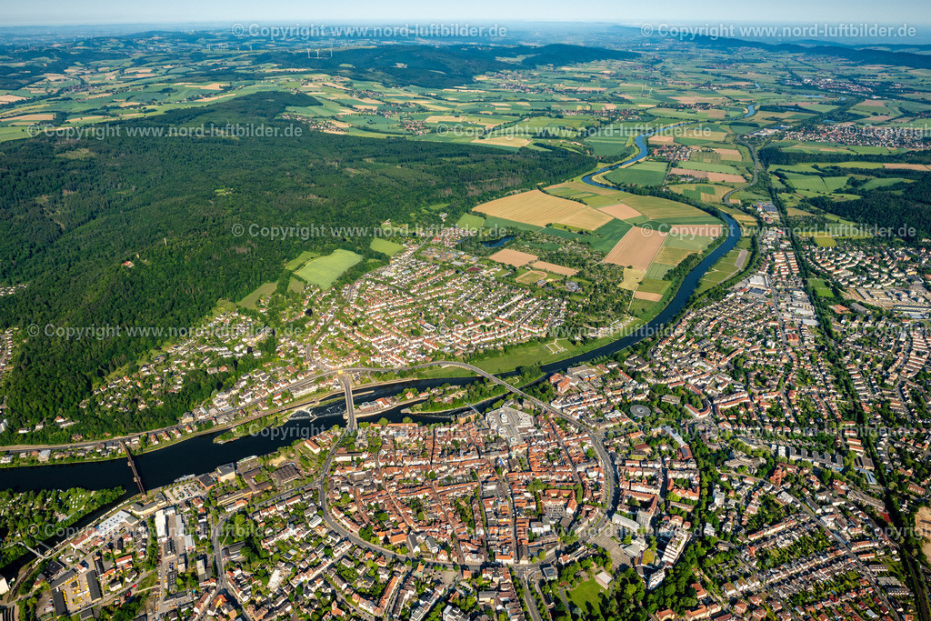 Hameln_ELS_4246050623 | HAMELN 05.06.2023 Stadtansicht am Ufer des Flußverlaufes der Weser in Hameln im Bundesland Niedersachsen, Deutschland. Weiterführende Informationen bei: Stadt Hameln. // City view on the river bank of the Weser river in Hameln in the state Lower Saxony, Germany. Further information at: Stadt Hameln. Foto: Martin Elsen