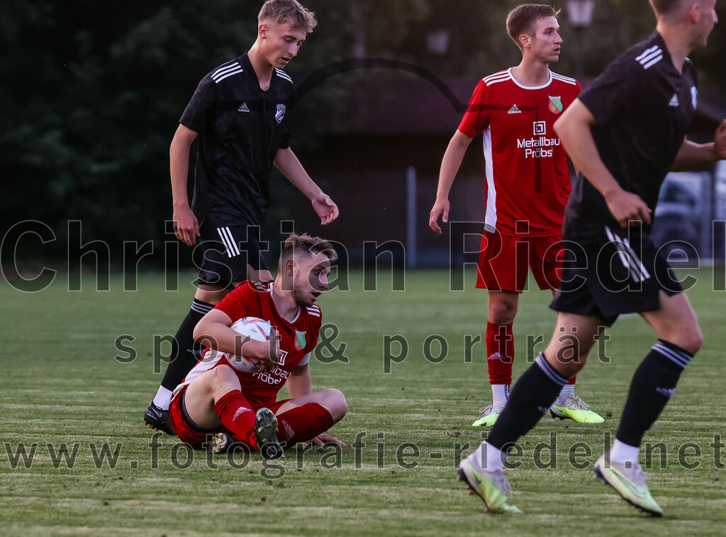 2023-07-20_039_FC_Finsing_gegen_TSV_Wartenberg | Finsing, Deutschland, 20.07.2023:
Fußball, Kreisliga 2023 / 2024, Testspiel, FC Finsing gegen TSV Wartenberg, Endergebnis: 1:0

Tom Simml (FC Finsing, #11), Daniel Bauer (TSV Wartenberg, #14)

Foto: Christian Riedel / fotografie-riedel.net