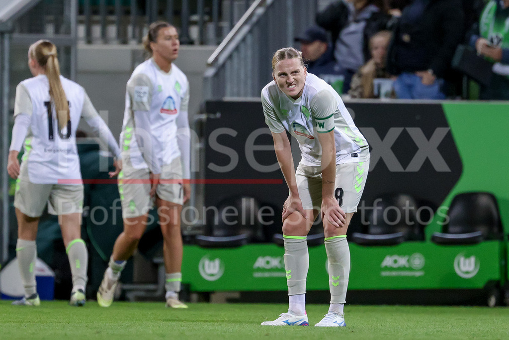 Fussball, Google Pixel Frauen-Bundesliga, VfL Wolfsburg - SV Werder Bremen | Lina Hausicke (SV Werder Bremen, 18) enttäuscht über die Niederlage, Enttäuschung nach dem Schlusspfiff, Abpfiff, Highlight, Verlierer, verloren, Frustration, pessimistisch,, DIE DFB-RICHTLINIEN UNTERSAGEN JEGLICHE NUTZUNG VON FOTOS ALS SEQUENZBILDER UND/ODER VIDEOÄHNLICHE FOTOSTRECKEN. DFB REGULATIONS PROHIBIT ANY USE OF PHOTOGRAPHS AS IMAGE SEQUENCES AND/OR QUASI-VIDEO.