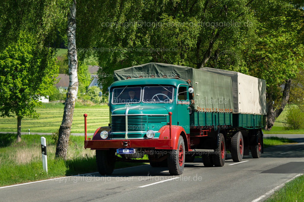 475 LKW Krupp Mustang - 059 während der Oldtimer Sauerlandrundfahrt | Brilon, Deutschland - 10. Mai 2025: Firma Witteler veranstaltet die Oldtimer Sauerlandrundfahrt (OSR). In Gevelinghausen wurde auf der Landstraße ein grüner Krupp Mustang aus dem Jahr 1954 fotografiert.