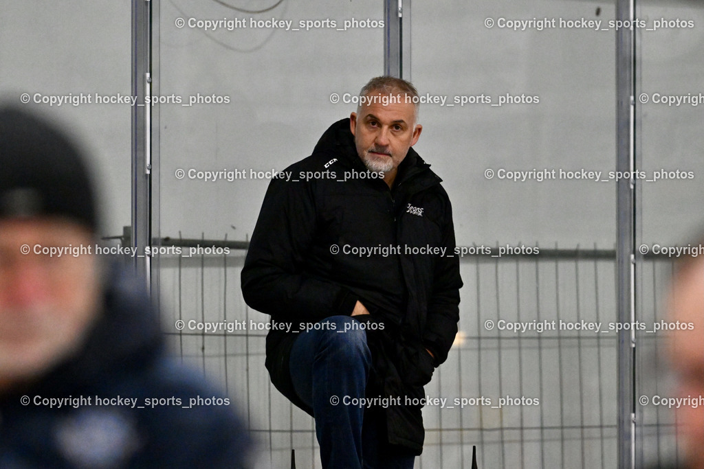 ESC SOCCERZONE STEINDORF vs. 1. EHC ALTHOFEN | Headcoach 1. EHC ALTHOFEN Ressmann Gerald, ESC SOCCERZONE STEINDORF vs. 1. EHC ALTHOFEN, ESC SOCCERZONE STEINDORF vs. 1. EHC ALTHOFEN am 28.02.2025 in Steindorf (Ossiachersee Halle), Austria, (Photo by Bernd Stefan)