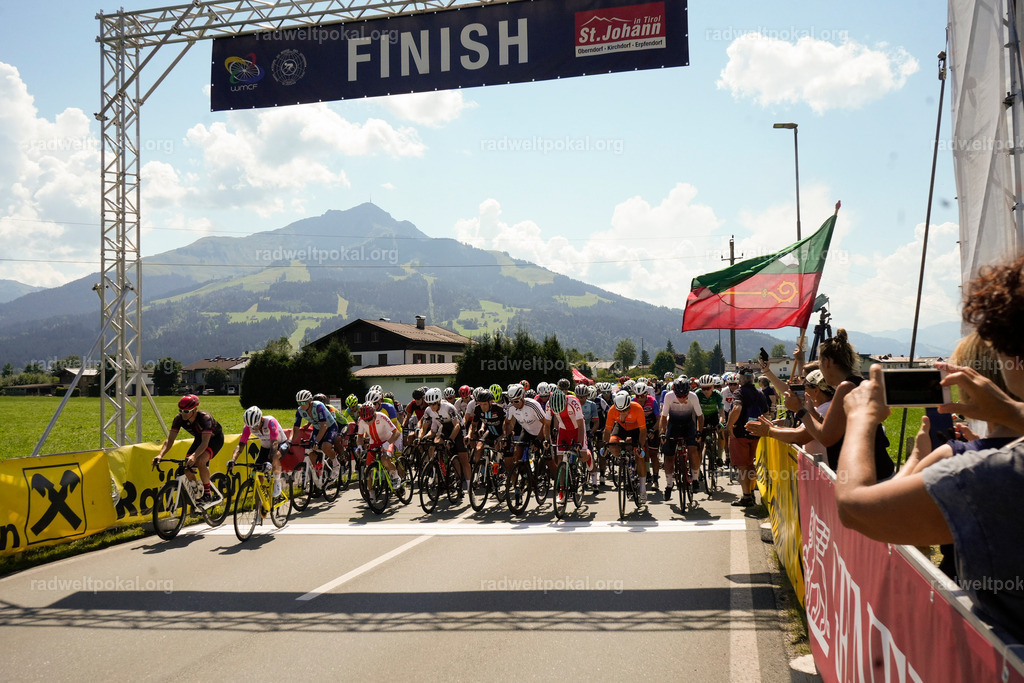 385_20230817_Bewerb_Maenner_Muehlanger | AUT - OESTERREICH, 2023-08-16: SPORT RENNRAD-FAHREN - 55. INTERNATIONALER RADWELTPOKAL IN ST. JOHANN IN TIROL  - Vintage-Radrennen mit WM-Bronze-Medaillen-Siegerin Christina Schweinberger, den Teilnehmer und Alexander Baumann (vom Orginastions-Team) - TAG 2 BEWERB MAENNER IN SECHS GRUPPEN  ; Foto: Roland Muehlanger