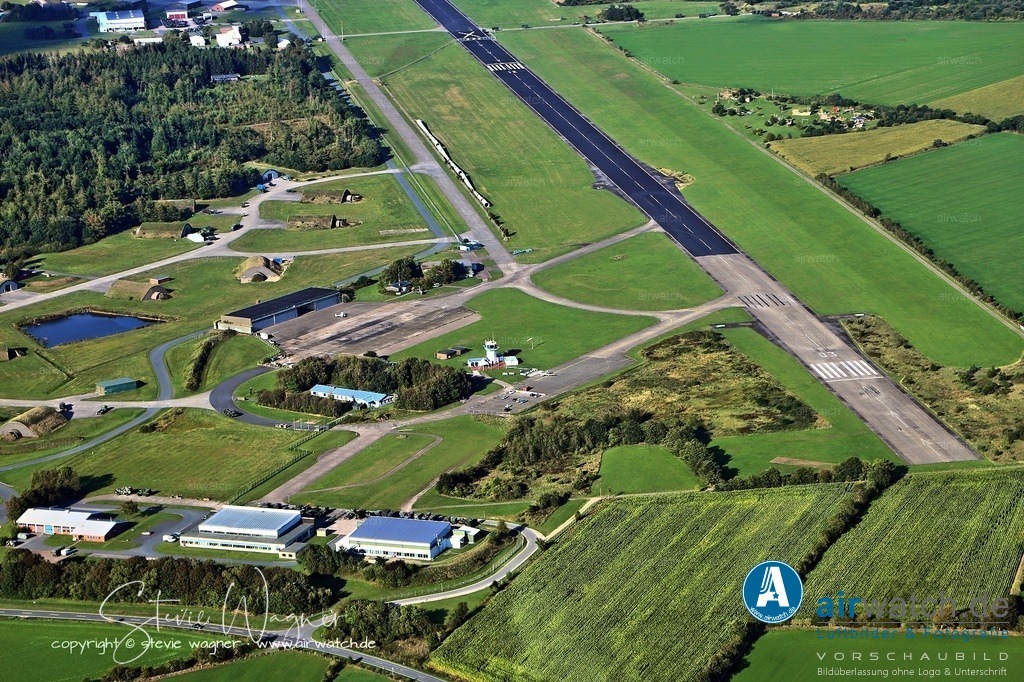 Luftbild Flughafen Husum-Schwesing ein Scheinflugplatz im 2ten Weltkrieg | Nach der Besetzung Dänemarks und Norwegens verzichtete die Luftwaffe auf die Einrichtung eines zweiten Flugplatzes in Husum, und das Lager in Schwesing diente 1940 vorübergehend als Sammelstelle für Soldaten und im Herbst 1944 als Konzentrationslager. In den letzten Kriegswochen war Husum-Schauendahl die letzte Heimat der II. Gruppe des Jagdgeschwaders 400, die mit Raketenjägern ausgerüstet war.
