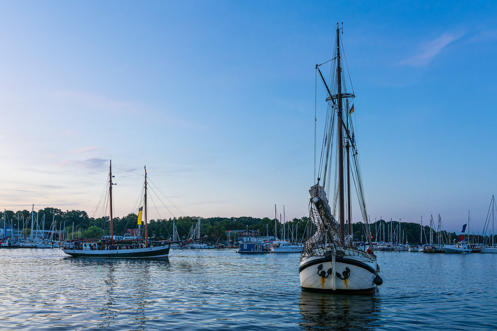 Segelschiffe auf der Warnow am Abend während der Hanse Sail in Rostock | Segelschiffe auf der Warnow am Abend während der Hanse Sail in Rostock.