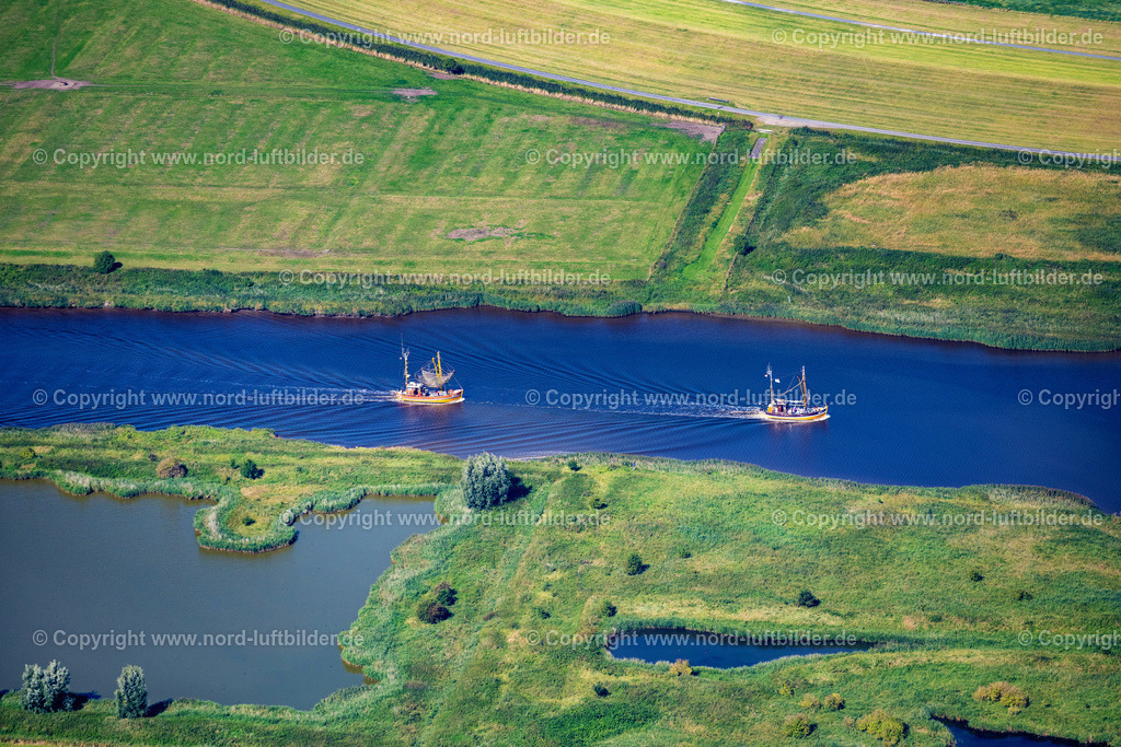 Greetsiel_Krabbenkutter_ELS_7535080921 | KRUMMHöRN 08.09.2021 Krabbenkutter "GRE 18" und "GRE 12" in Fahrt auf dem Leyhörner Sieltief in Geetsiel im Bundesland Niedersachsen. // Shrimp cutters "GRE 18" and "GRE 12" in motion on the Leyhoerner Sieltief in Geetsiel in the state of Lower Saxony. Foto: Martin Elsen