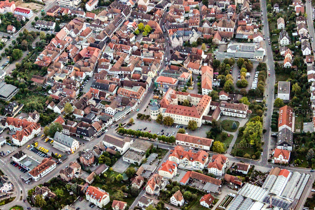 Luftbild: Schloss und Königstr in Bad Bergzabern im Bundesland Rheinland-Pfalz in Deutschland. Foto: IMG_21317.jpg vom 23.09.2009 durch Werner Riehm/FLY-FOTO.de