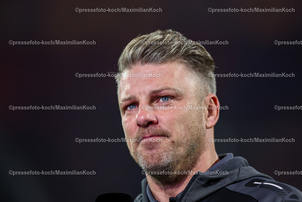 Due0911240109602103 | 09.11.2024, Fußball, Fortuna Düsseldorf - SC Paderborn 07, 2. Bundesliga, Merkur Spiel-Arena, Saison 2024 2025: Trainer Lukas Kwasniok (Cheftrainer Paderborn) DFB regulations prohibit any use of photographs as image sequences and or quasi-video.