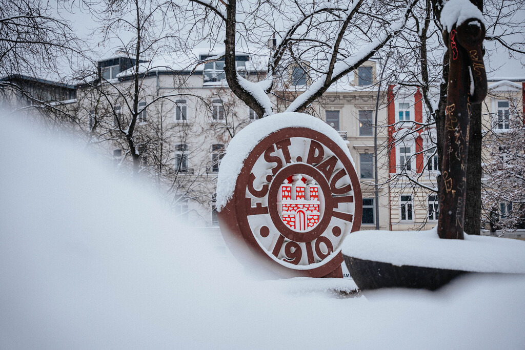 FCP08245 | Der offizielle Shop für FC St. Pauli Fotos. Wähle aus Spielszenen & Fanmomenten dein FCSP Wunschformat. Wir liefern Millerntor-Atmosphäre.